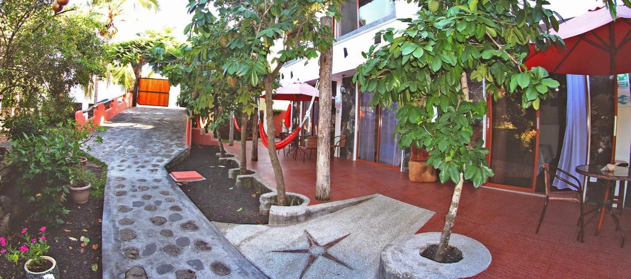 Lava House Hostal Puerto Ayora  Exteriör bild