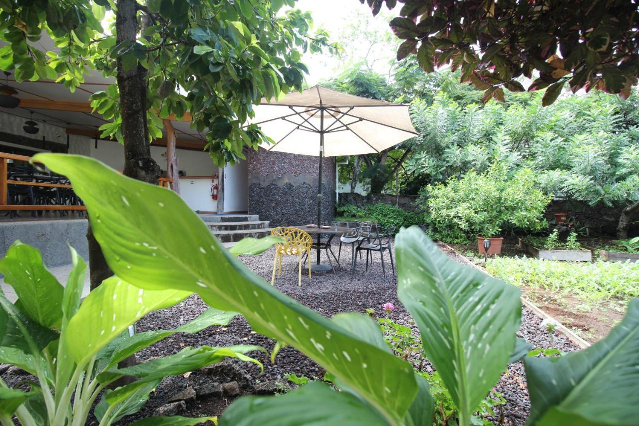 Lava House Hostal Puerto Ayora  Exteriör bild