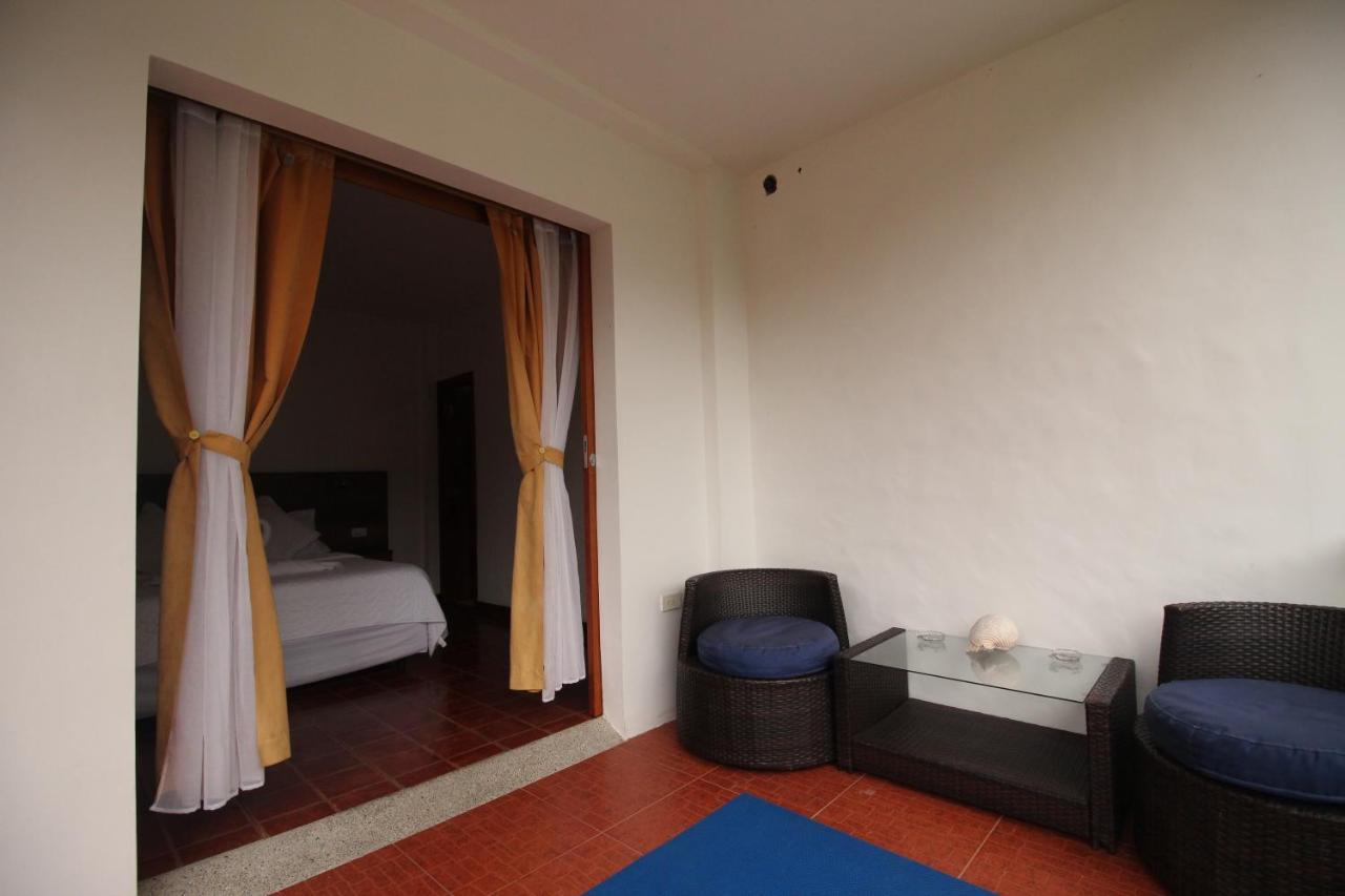 Lava House Hostal Puerto Ayora  Exteriör bild