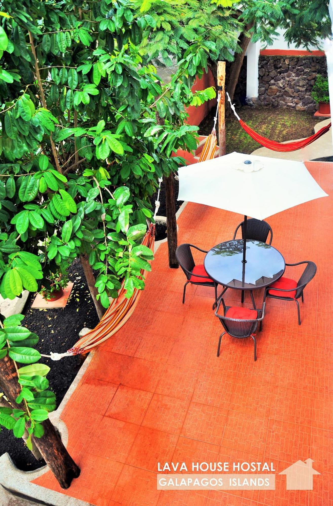 Lava House Hostal Puerto Ayora  Exteriör bild