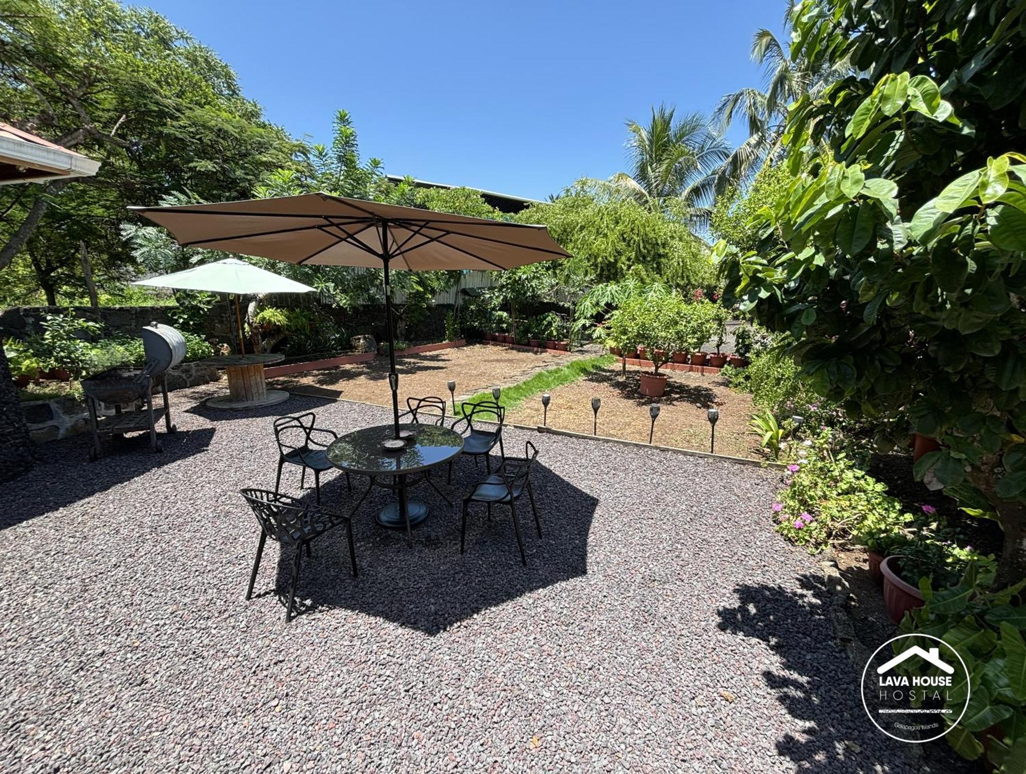 Lava House Hostal Puerto Ayora  Exteriör bild