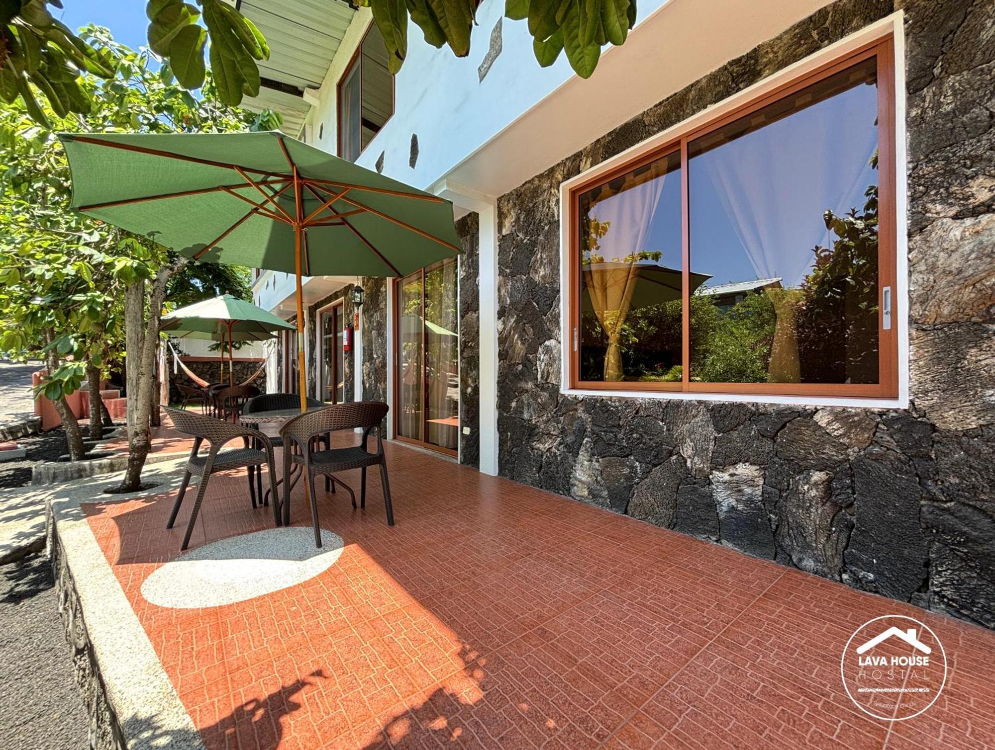 Lava House Hostal Puerto Ayora  Exteriör bild