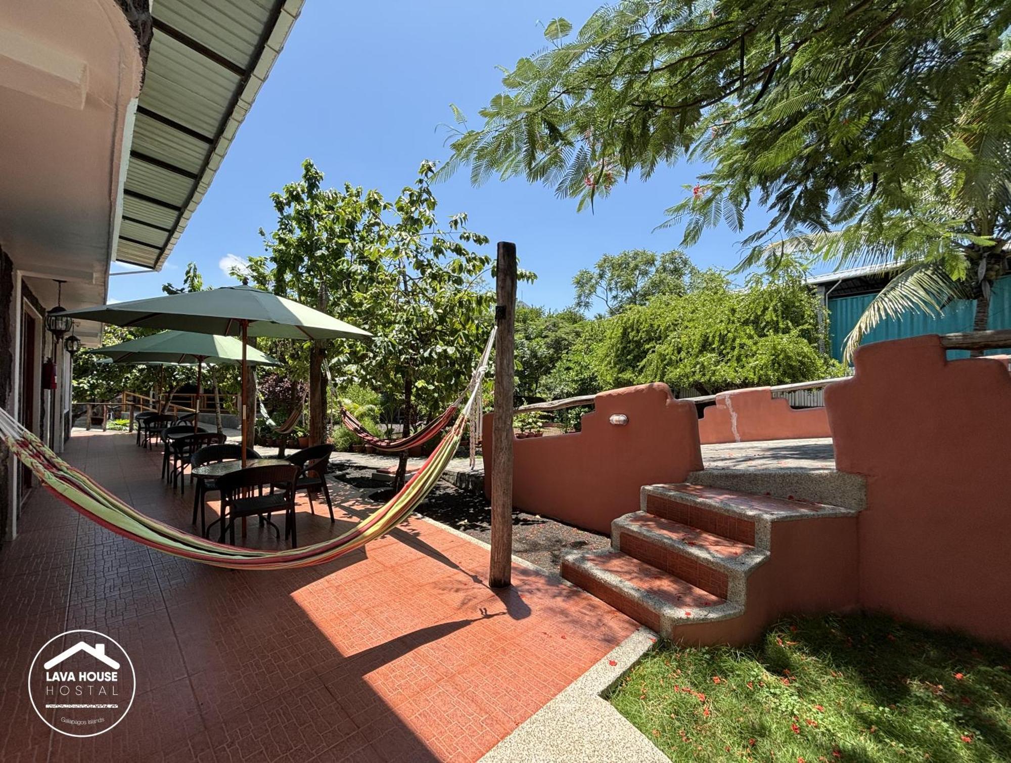 Lava House Hostal Puerto Ayora  Exteriör bild