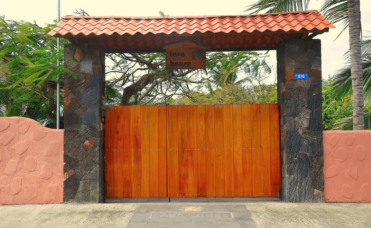 Lava House Hostal Puerto Ayora  Exteriör bild